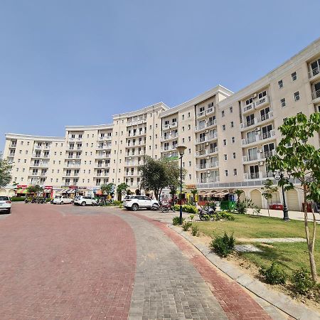 Lord Krishna Palace Hotel วรินดาวัน ภายนอก รูปภาพ