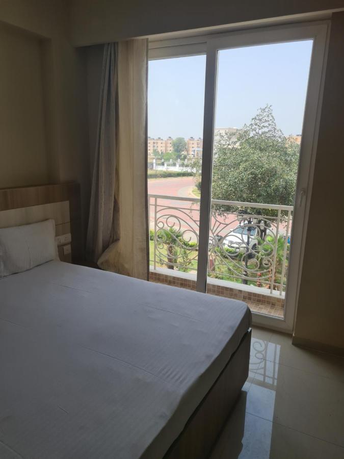 Lord Krishna Palace Hotel วรินดาวัน ภายนอก รูปภาพ